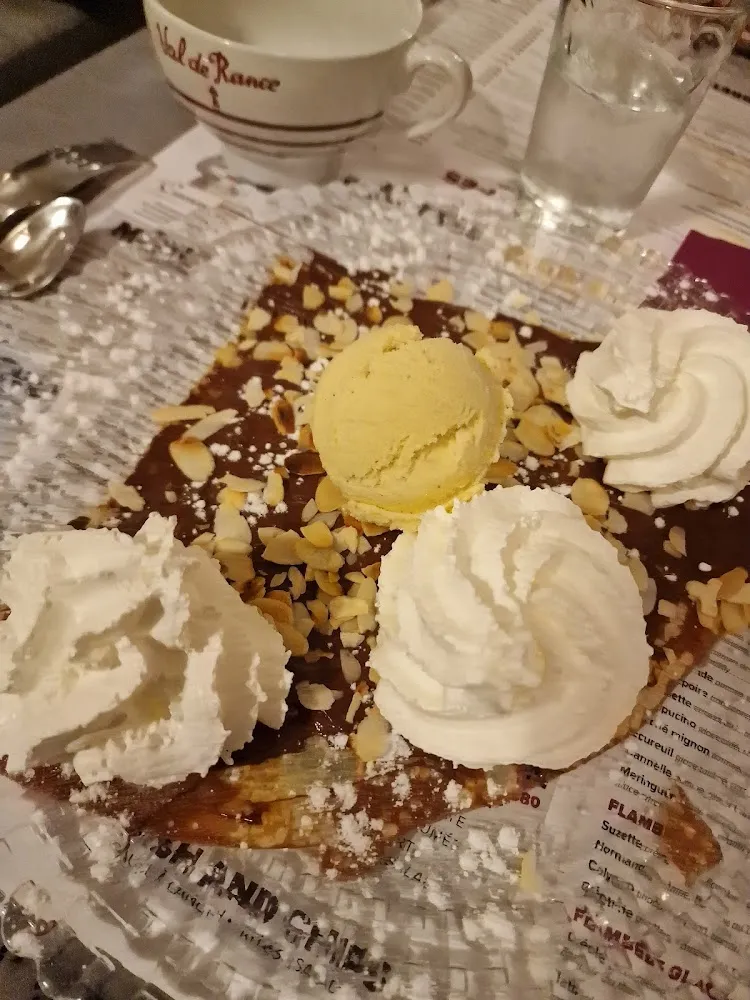 Crêpe Nutella Supplément Glace Vanille Chantilly Et Amandes Effilées